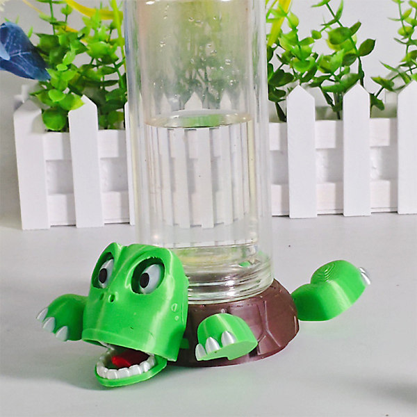 Sköldpaddsunderlägg med roligt uttryck när du ställer ett glas på H A3