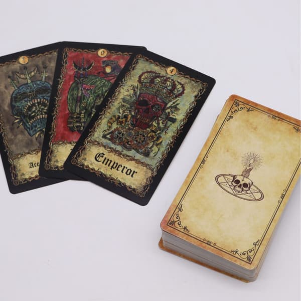 Tarotkort med Guidebok – Requiem-Arkanan