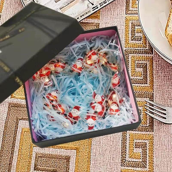 Julelys med julepynt i form av julenissen