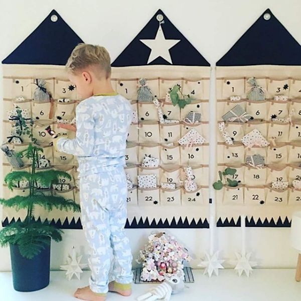 Julekalender i stof med 24 lommer. Adventsvægkalender