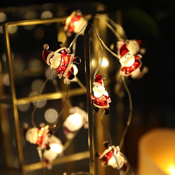 Julelys med julepynt i form av julenissen