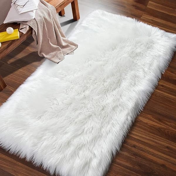 Hvit fuskepelsmatte, plysj stol- og sofateppe grå, 60x90 cm