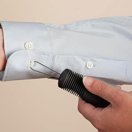 1 musta pukeutumisapupainike, painike kuvioidulla kahvalla,