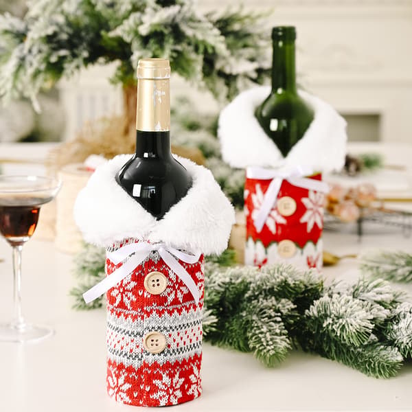 Julevinflaskedeksel, strikket med knapper, jul