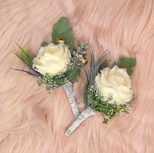 2 stk. bryllupsblomster til brudgom og forlover kostumedekoration kunstige roser knaphulsblomst til bryllup