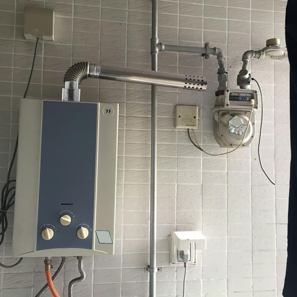 Ventilforbindelse i rustfritt stål med tilbakeslagsventil og vindtett hette for ventilasjonssystem til gassvannvarmer
