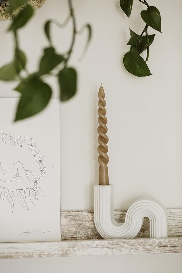 Moderne hvit lysestake for hjemmeinnredning - Passer til koniske og vridde lys - Elegant midtpunkt for stuen Hvit White