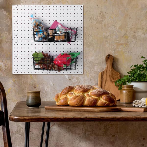 4 st stora pegboardkorgar i svart metallfäste