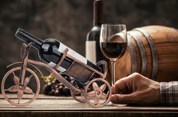 Vinflaskeholder til en flaske, cykelformet, fritstående vinstativ og vinflaskeopbevaring
