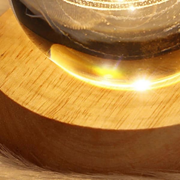 Liten krystallkule med trebelysningsbase 3D-glasskule med LED-lys Solsystemet