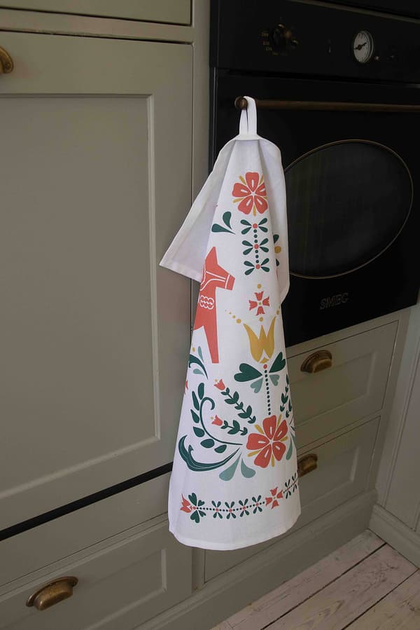 Køkkenhåndklæde Heste med Dalaheste og Kurbits – 50×70 cm Vit white