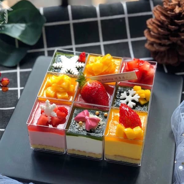 10 stk. firkantede dessertkopper i plast, minikuber, sterk kakekopp B