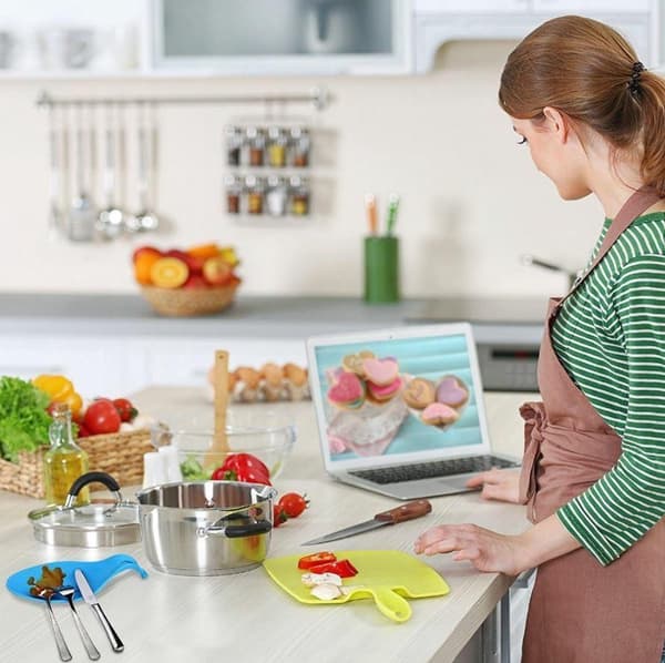 ZaCia Reusable Silicone Lids - 6 Sizes, Stretchy Vacuum Sealing Lids, Flexible Spoon Holder
