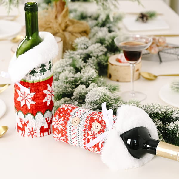 Julevinflaskedeksel, strikket med knapper, jul