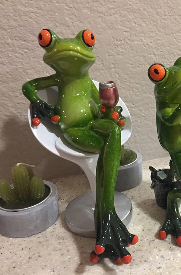 Ny og interessant frøstatue, afslappende statue, velegnet til boligindretning, drikke