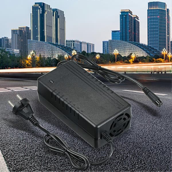 54.6V 2A Elektrisk Scooter Strømlader Li-ion Batterilader 3-pinners Inline Kontakt Hurtigladeadapter for Kugoo M4 Elektrisk Scooter [db]