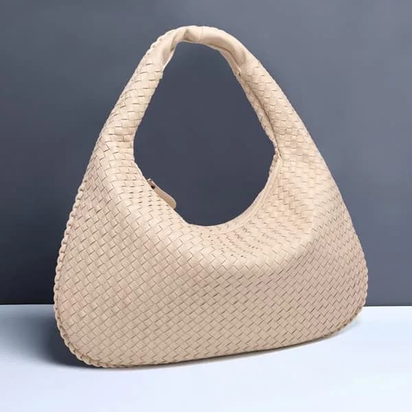Flätad handväska i veganskt läder med stilren design - Rosa