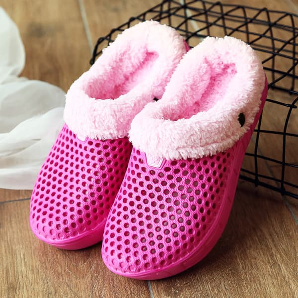 40 fodrade träskos tofflor med mysig imitation päls. Varma tofflor