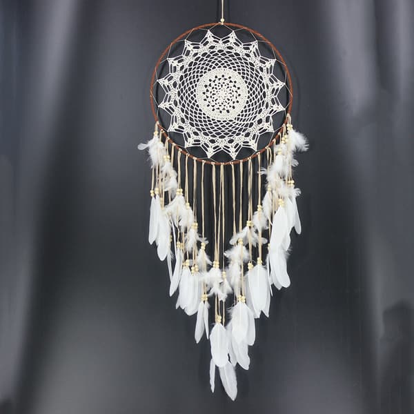 Boho-stil drømmefanger med hvite fjær og makramé