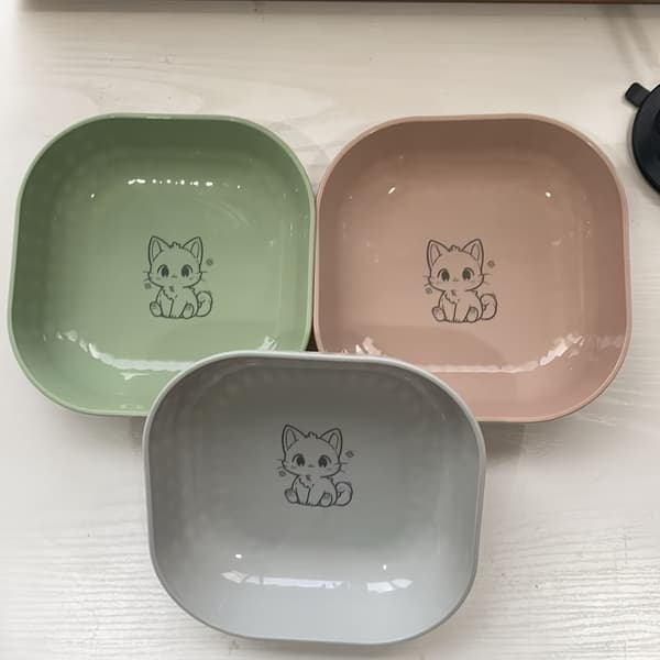 Sølefri katteskålsett med gravert kattungemønster, 3 deler, bred base