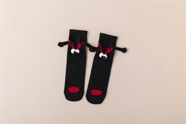 Mysiga julstrumpor - Kvinna och tomte håller hand i hand
