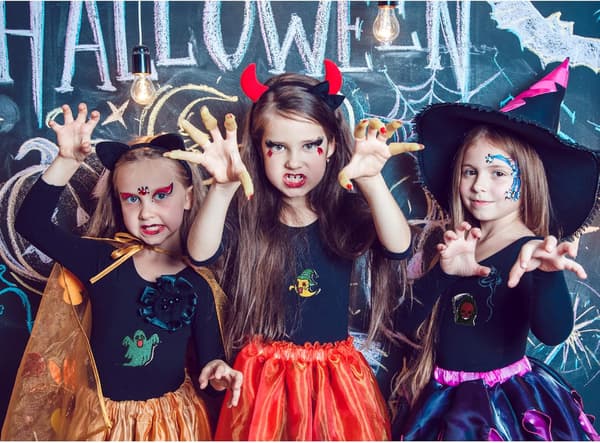 Sæt med 16 Halloween-inspirerede broderede strygemærker - Blandede