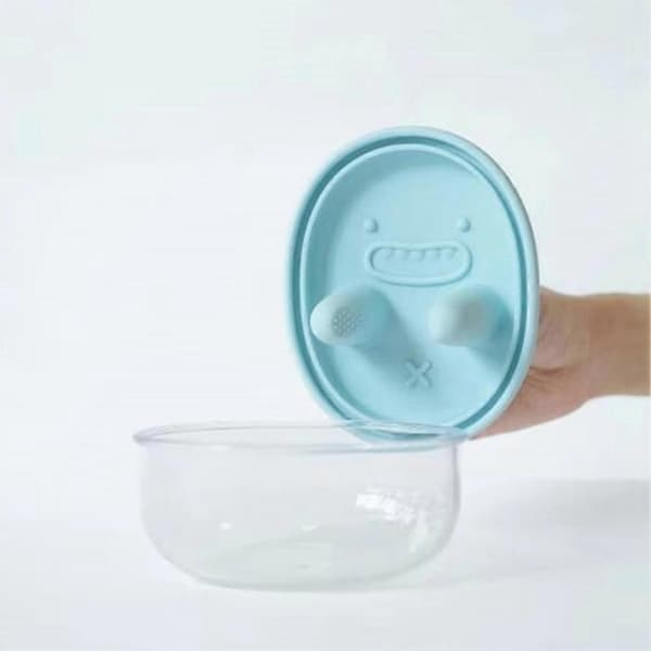 2-in-1 Mess-Free Snack Container, Silicone Box with Lid, Keeps Hands Clean and Snacks Fresh Portable Food Storage Transparent & Blue Transparent & blue