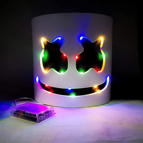 Marshmallow DJ-naamio valaisevalla baratmosfäärin rekvisiitalla