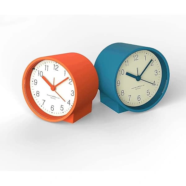 SQCLV Analog Alarm Clock with AA Batteries, Silent and Tick-Free, Ascending Beep, Snooze, Light Functions, Easy Setting (Orange)