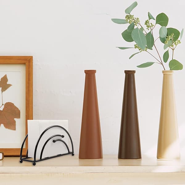 Vertical napkin holder for table decoration, freestanding metal paper