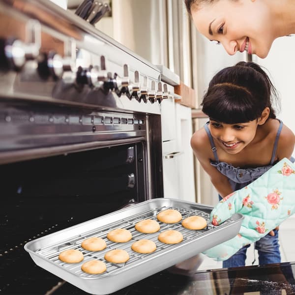 1 roasting pan with rack, 32 x 22 x 4.8 cm; includes both rack and pan, detachable design.