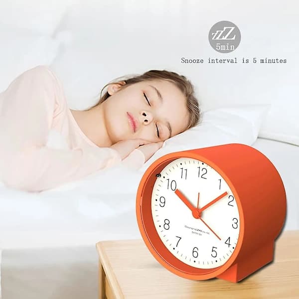 SQCLV Analog Alarm Clock with AA Batteries, Silent and Tick-Free, Ascending Beep, Snooze, Light Functions, Easy Setting (Orange)