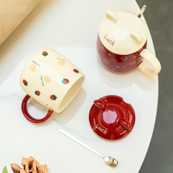 Creative Strawberry Bear Contrast Ceramic Mug Home Office with Lid Cute Bear Coffee Cup - A Cute Bear Holding Strawberries - B