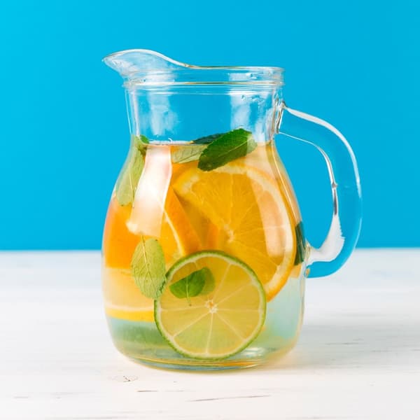 Lasikannu 500 ml nokalla ja mitta-asteikolla kaikille juomille