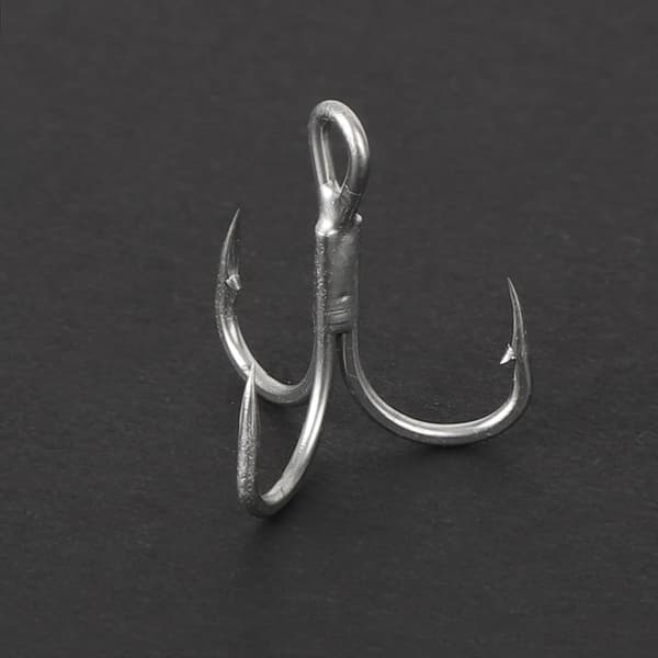 20pcs Strong Carbon Steel Treble Hooks with Sharp Point and Bait for Fishing (8#)