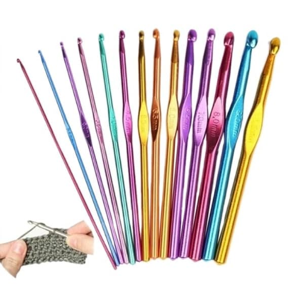 Alumiiniset virkkuukoukut, 14 kpl eri väreissä ja koissa
