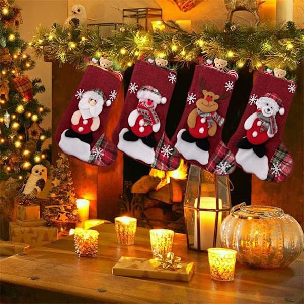 4 mellomstore julestrømper, med julenisse