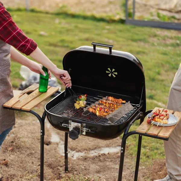 Grillspydholder i rustfrit stål til 6 spyd med børste og bæretaske til kul-, gas- og elgrill