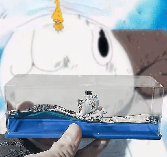 En glad krydstogtskibsmodel flydende usænkelig skibslegetøj hjemmekontordekoration gave til animefans