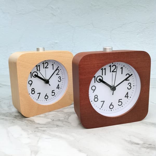 Ruskea puinen herätyskello, hiljainen, valaiseva, matka