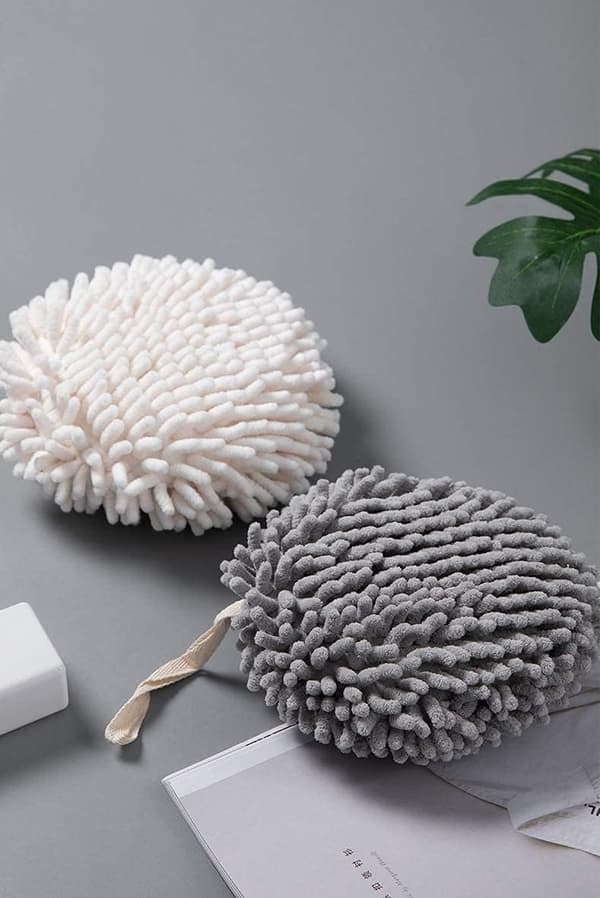 Fluffy badehåndkleballsett med 2 hvite og grå - Tørk hendene dine
