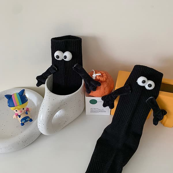 1 pari värikkäitä käsiä pitäviä keskipitkiä sukkia