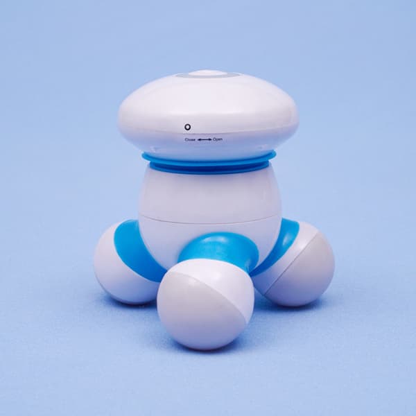 En blå USB-pluggbar mini-triangelmassager, för hela kroppen, midja och nacke