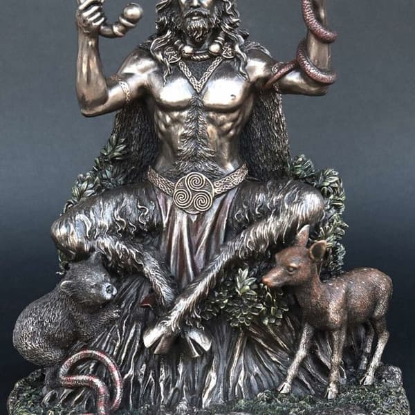 Keltisk Horngud av Dyr Harpiksstatue Underverden Statue for Hjemmehagedekorasjon Triumf 5 tommer