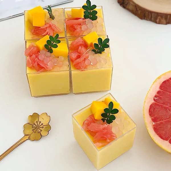 10 stk. firkantede dessertkopper i plast, minikuber, sterk kakekopp B