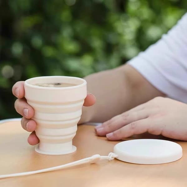 Sett med 2 sammenleggbare silikonkopper, sammenleggbare reisekopper med lokk, ideelle for piknik og fotturer