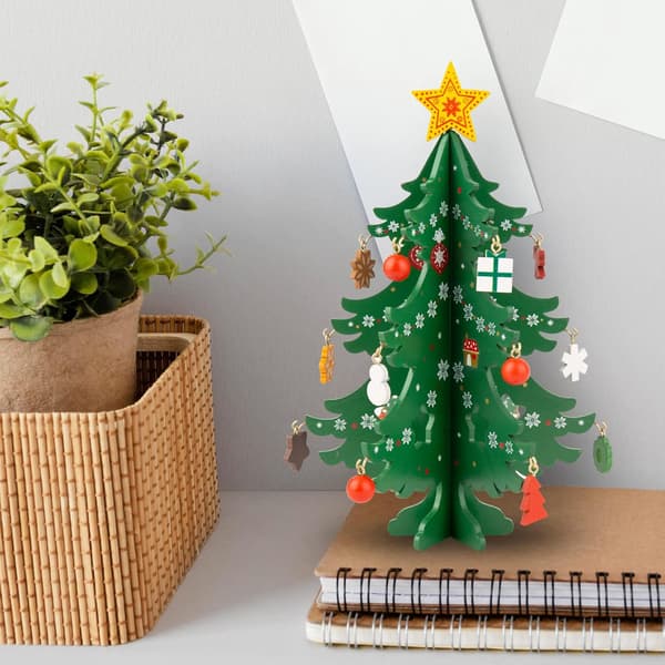 Juletre i tre, dekorativ utstilling til jul, 3D-miniatyr