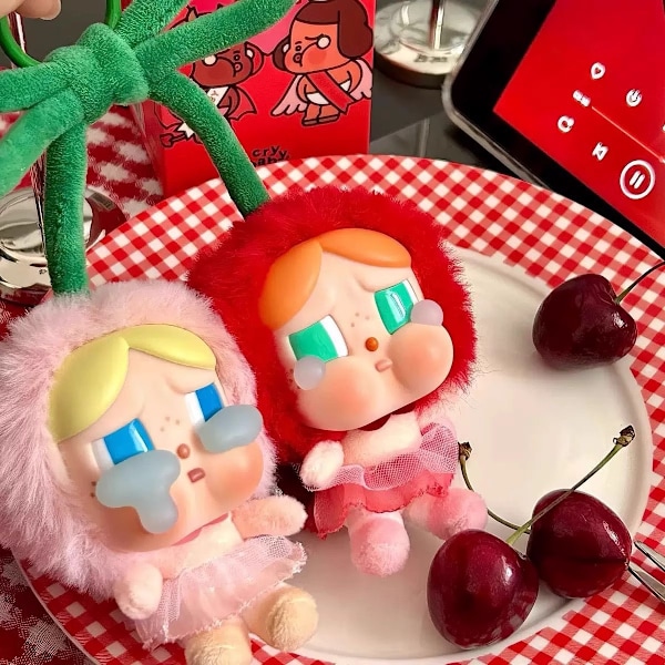 Lisa's Crybaby samassa tyylissä Itkevä vauva Jumalan rakkauden kyynelten sarja vinyylipehmo riippuva kortti, söpö yhdessä