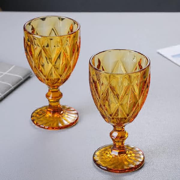 Fargede vinglass, glassbegre, vintage mønster preget, farget