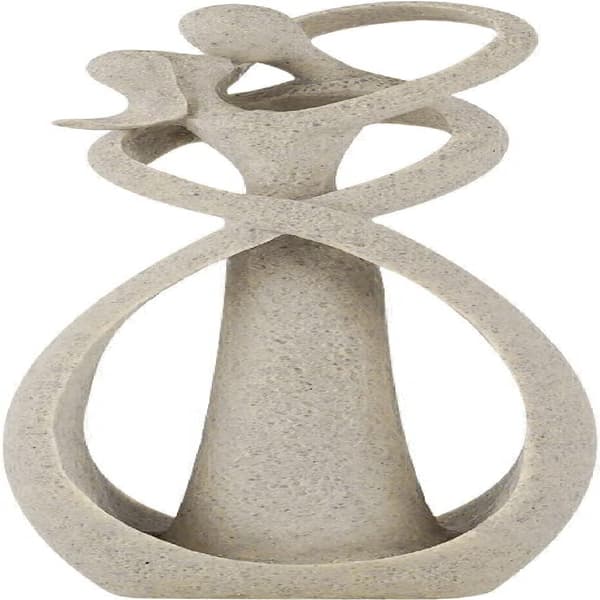 Kjærestepar i omfavnelse, abstrakt skulptur i harpiks og sandstein